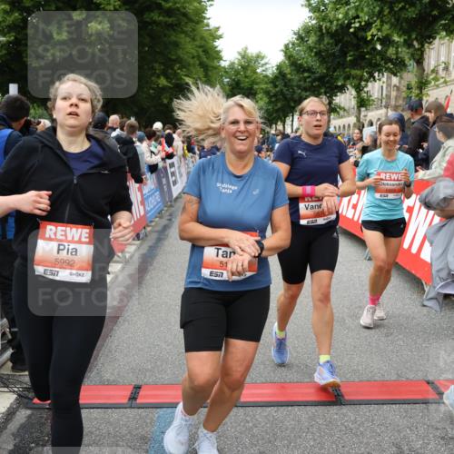 14.06.2026 - REWE Women's Run Strokosch-Dieckow http://msf.ph/oto/9765651 14.06.2026 11:02:12 Ziel 5049, 5121, 5170, 5194, 5343, 5398, 5410, 5456, 5514, 5518, 5546, 5601, 5607, 5609, 5610, 5853, 5865, 5992, 6060 meine-sportfotos.de
