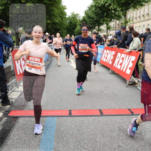14.06.2026 - REWE Women's Run Strokosch-Dieckow http://msf.ph/oto/9765767 14.06.2026 11:02:06 Ziel 5022, 5092, 5141, 5160, 5170, 5194, 5213, 5241, 5343, 5398, 5410, 5518, 5520, 5546, 5586, 5607, 5609, 5641, 5659, 5776, 5853, 5917 meine-sportfotos.de