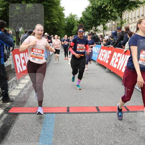 14.06.2026 - REWE Women's Run Strokosch-Dieckow http://msf.ph/oto/9765780 14.06.2026 11:02:06 Ziel 5022, 5092, 5141, 5160, 5170, 5194, 5213, 5241, 5343, 5398, 5410, 5518, 5520, 5546, 5586, 5607, 5609, 5641, 5659, 5776, 5853, 5917 meine-sportfotos.de