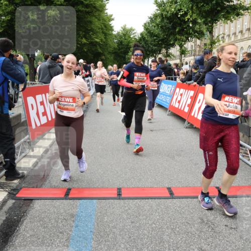 14.06.2026 - REWE Women's Run Strokosch-Dieckow http://msf.ph/oto/9765795 14.06.2026 11:02:06 Ziel 5022, 5092, 5141, 5160, 5170, 5194, 5213, 5241, 5343, 5398, 5410, 5518, 5520, 5546, 5586, 5607, 5609, 5641, 5659, 5776, 5853, 5917 meine-sportfotos.de