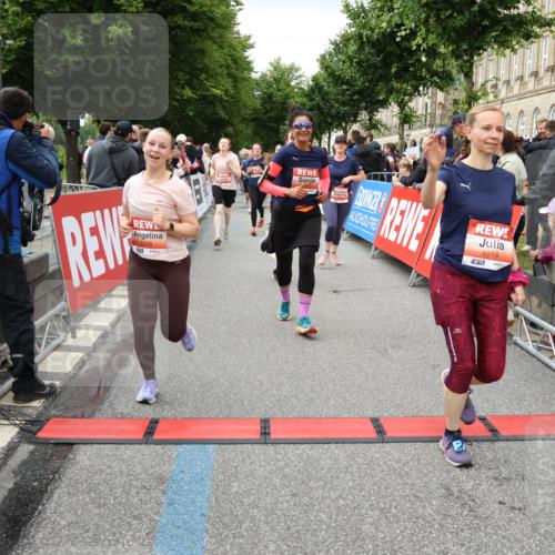 14.06.2026 - REWE Women's Run Strokosch-Dieckow http://msf.ph/oto/9765802 14.06.2026 11:02:06 Ziel 5022, 5092, 5141, 5160, 5170, 5194, 5213, 5241, 5343, 5398, 5410, 5518, 5520, 5546, 5586, 5607, 5609, 5641, 5659, 5776, 5853, 5917 meine-sportfotos.de