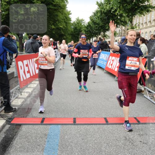 14.06.2026 - REWE Women's Run Strokosch-Dieckow http://msf.ph/oto/9765807 14.06.2026 11:02:06 Ziel 5022, 5092, 5141, 5160, 5170, 5194, 5213, 5241, 5343, 5398, 5410, 5518, 5520, 5546, 5586, 5607, 5609, 5641, 5659, 5776, 5853, 5917 meine-sportfotos.de