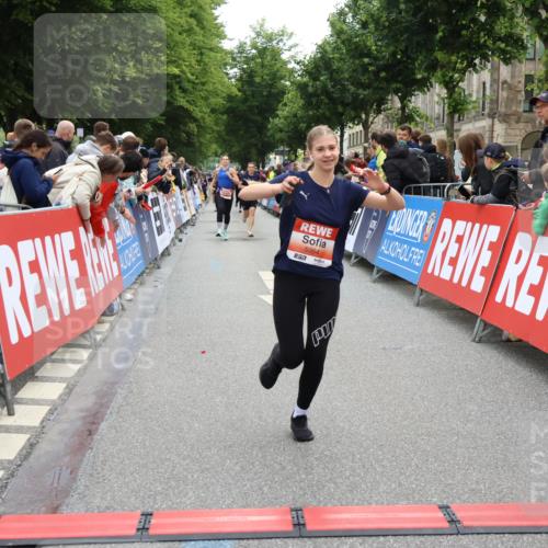 14.06.2026 - REWE Women's Run Strokosch-Dieckow http://msf.ph/oto/9765902 14.06.2026 10:57:05 Ziel 5021, 5074, 5209, 5571, 5583, 5964 meine-sportfotos.de