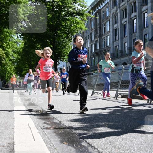 14.06.2026 - REWE Women's Run J. Mangold http://msf.ph/oto/9765936 14.06.2026 11:37:01 Ziel 102, 107, 123, 124, 126, 135, 140, 175, 180, 207, 245, 258, 259, 262, 265, 266, 275, 302, 324, 341, 350 meine-sportfotos.de