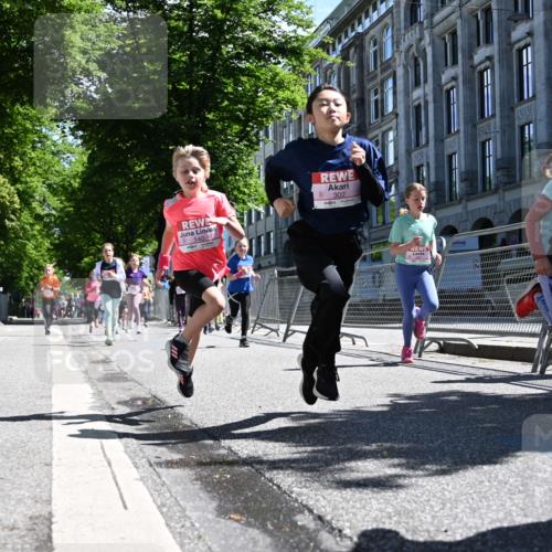 14.06.2026 - REWE Women's Run J. Mangold http://msf.ph/oto/9765942 14.06.2026 11:37:01 Ziel 102, 107, 123, 124, 126, 135, 140, 175, 180, 207, 245, 258, 259, 262, 265, 266, 275, 302, 324, 341, 350 meine-sportfotos.de