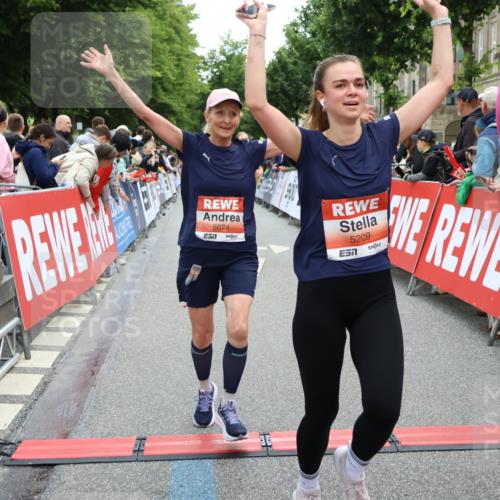 14.06.2026 - REWE Women's Run Strokosch-Dieckow http://msf.ph/oto/9766012 14.06.2026 10:57:03 Ziel 5021, 5074, 5209, 5571, 5583, 5964, 6053 meine-sportfotos.de