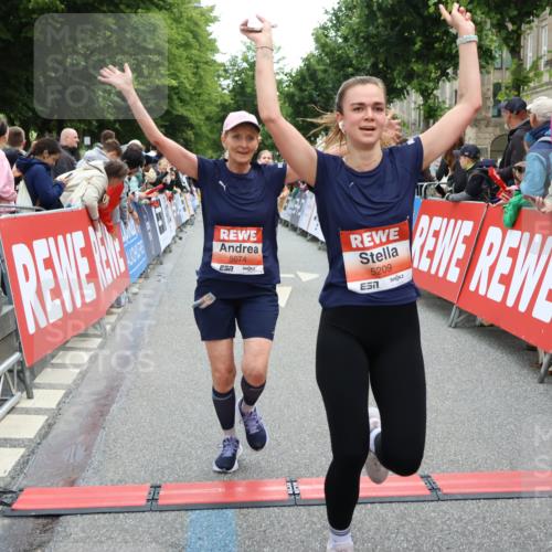 14.06.2026 - REWE Women's Run Strokosch-Dieckow http://msf.ph/oto/9766040 14.06.2026 10:57:03 Ziel 5021, 5074, 5209, 5571, 5583, 5964, 6053 meine-sportfotos.de