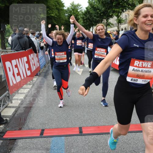 14.06.2026 - REWE Women's Run Strokosch-Dieckow http://msf.ph/oto/9766046 14.06.2026 11:01:54 Ziel 5022, 5052, 5053, 5056, 5059, 5110, 5112, 5213, 5330, 5360, 5445, 5720, 5721, 5907, 5921, 6008, 6015, 6045 meine-sportfotos.de