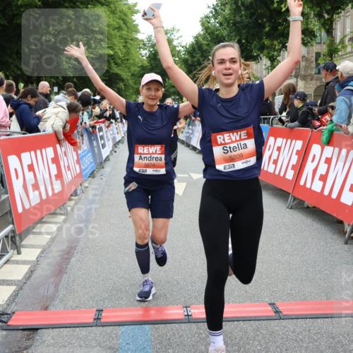 14.06.2026 - REWE Women's Run Strokosch-Dieckow http://msf.ph/oto/9766074 14.06.2026 10:57:03 Ziel 5021, 5074, 5209, 5571, 5583, 5964, 6053 meine-sportfotos.de