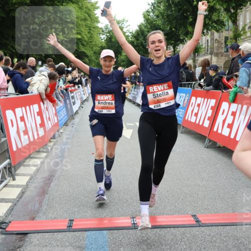 14.06.2026 - REWE Women's Run Strokosch-Dieckow http://msf.ph/oto/9766131 14.06.2026 10:57:03 Ziel 5021, 5074, 5209, 5571, 5583, 5964, 6053 meine-sportfotos.de