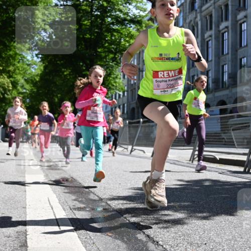 14.06.2026 - REWE Women's Run J. Mangold http://msf.ph/oto/9766229 14.06.2026 11:37:29 Ziel 119, 120, 154, 156, 159, 188, 206, 215, 224, 225, 233, 247, 276, 298, 310, 311, 322, 328, 335, 342, 343, 348, 357, 361, 362, 365 meine-sportfotos.de
