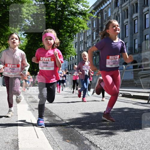 14.06.2026 - REWE Women's Run J. Mangold http://msf.ph/oto/9766246 14.06.2026 11:37:31 Ziel 120, 154, 159, 188, 198, 206, 215, 224, 225, 233, 247, 254, 276, 281, 289, 290, 298, 310, 320, 322, 326, 328, 335, 342, 343, 348, 357, 361, 362, 364, 365, 369 meine-sportfotos.de