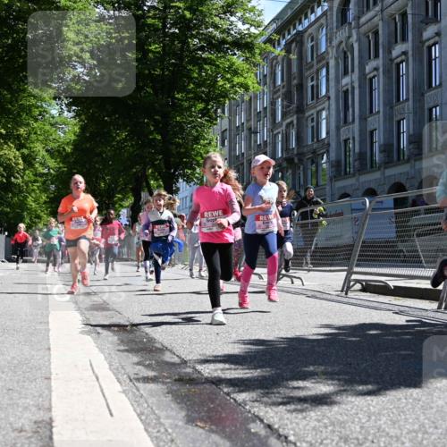 14.06.2026 - REWE Women's Run J. Mangold http://msf.ph/oto/9766269 14.06.2026 11:37:33 Ziel 114, 120, 154, 188, 198, 206, 215, 233, 247, 254, 272, 276, 281, 289, 290, 298, 310, 320, 326, 328, 331, 335, 342, 343, 348, 357, 361, 362, 364, 365, 369 meine-sportfotos.de