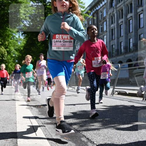 14.06.2026 - REWE Women's Run J. Mangold http://msf.ph/oto/9766303 14.06.2026 11:37:36 Ziel 114, 120, 145, 166, 188, 198, 233, 247, 254, 271, 272, 276, 281, 289, 290, 298, 310, 319, 320, 325, 326, 328, 331, 348, 357, 364, 365, 369 meine-sportfotos.de