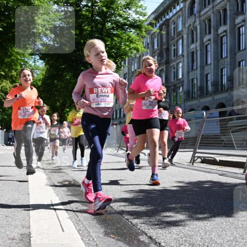 14.06.2026 - REWE Women's Run J. Mangold http://msf.ph/oto/9766388 14.06.2026 11:37:44 Ziel 105, 117, 125, 127, 128, 145, 166, 189, 194, 201, 214, 220, 241, 252, 255, 267, 271, 273, 319, 321, 325, 345 meine-sportfotos.de