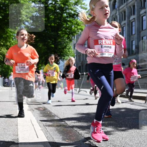 14.06.2026 - REWE Women's Run J. Mangold http://msf.ph/oto/9766393 14.06.2026 11:37:44 Ziel 105, 117, 125, 127, 128, 145, 166, 189, 194, 201, 214, 220, 241, 252, 255, 267, 271, 273, 319, 321, 325, 345 meine-sportfotos.de