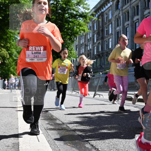 14.06.2026 - REWE Women's Run J. Mangold http://msf.ph/oto/9766396 14.06.2026 11:37:45 Ziel 105, 117, 125, 127, 128, 145, 166, 189, 194, 201, 214, 220, 241, 252, 255, 267, 273, 296, 319, 321, 345 meine-sportfotos.de