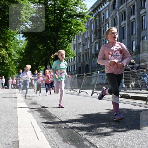 14.06.2026 - REWE Women's Run J. Mangold http://msf.ph/oto/9766412 14.06.2026 11:37:48 Ziel 105, 125, 127, 128, 129, 130, 152, 160, 185, 189, 194, 201, 214, 220, 241, 252, 255, 267, 273, 295, 296, 316, 321, 345, 356 meine-sportfotos.de