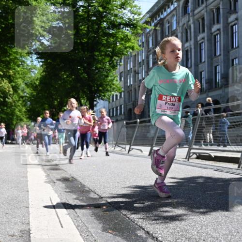14.06.2026 - REWE Women's Run J. Mangold http://msf.ph/oto/9766422 14.06.2026 11:37:49 Ziel 105, 125, 127, 128, 129, 130, 152, 160, 181, 185, 189, 194, 201, 208, 214, 220, 244, 267, 273, 295, 296, 316, 321, 345, 356 meine-sportfotos.de