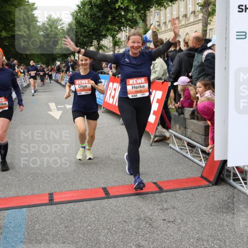 14.06.2026 - REWE Women's Run Strokosch-Dieckow http://msf.ph/oto/9766479 14.06.2026 11:01:33 Ziel 5029, 5062, 5115, 5351, 5648, 5690, 5748, 5824, 5864, 5880, 5966 meine-sportfotos.de