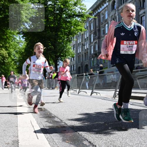 14.06.2026 - REWE Women's Run J. Mangold http://msf.ph/oto/9766482 14.06.2026 11:37:54 Ziel 129, 130, 146, 152, 153, 160, 181, 185, 190, 208, 221, 238, 244, 246, 280, 295, 296, 303, 304, 306, 316, 345, 356 meine-sportfotos.de