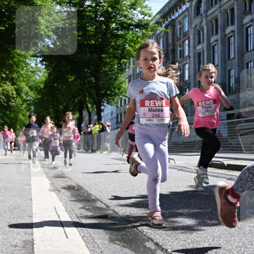 14.06.2026 - REWE Women's Run J. Mangold http://msf.ph/oto/9766491 14.06.2026 11:37:55 Ziel 129, 130, 146, 152, 153, 160, 181, 185, 190, 208, 221, 238, 244, 246, 280, 283, 295, 296, 303, 304, 306, 316, 333, 356 meine-sportfotos.de