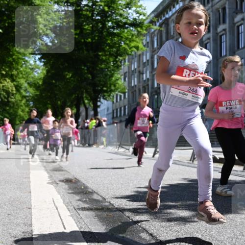 14.06.2026 - REWE Women's Run J. Mangold http://msf.ph/oto/9766493 14.06.2026 11:37:56 Ziel 129, 130, 146, 152, 153, 160, 181, 185, 190, 208, 221, 238, 244, 246, 261, 280, 283, 295, 303, 304, 306, 316, 333, 356 meine-sportfotos.de