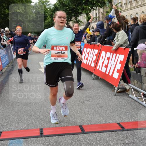 14.06.2026 - REWE Women's Run Strokosch-Dieckow http://msf.ph/oto/9766495 14.06.2026 11:01:32 Ziel 5029, 5062, 5115, 5351, 5421, 5648, 5690, 5748, 5824, 5864, 5880, 5966 meine-sportfotos.de