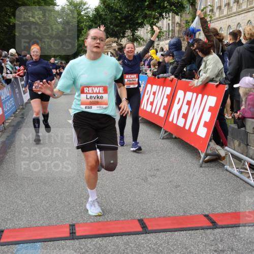 14.06.2026 - REWE Women's Run Strokosch-Dieckow http://msf.ph/oto/9766501 14.06.2026 11:01:32 Ziel 5029, 5062, 5115, 5351, 5421, 5648, 5690, 5748, 5824, 5864, 5880, 5966 meine-sportfotos.de