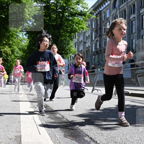 14.06.2026 - REWE Women's Run J. Mangold http://msf.ph/oto/9766535 14.06.2026 11:37:58 Ziel 129, 130, 146, 152, 153, 181, 190, 208, 212, 216, 221, 238, 244, 246, 261, 280, 283, 303, 304, 306, 333 meine-sportfotos.de