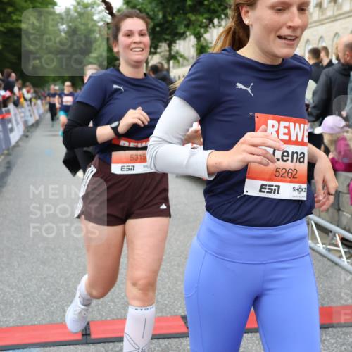 14.06.2026 - REWE Women's Run Strokosch-Dieckow http://msf.ph/oto/9766624 14.06.2026 11:01:24 Ziel 5262, 5315, 5326, 5419, 5421, 5603, 5824, 5864, 5948, 5952, 6025 meine-sportfotos.de