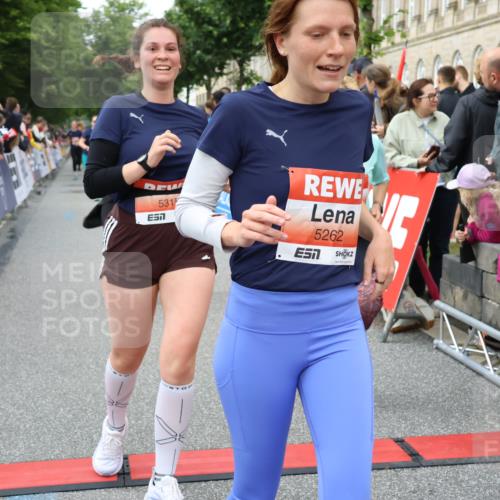 14.06.2026 - REWE Women's Run Strokosch-Dieckow http://msf.ph/oto/9766637 14.06.2026 11:01:24 Ziel 5262, 5315, 5326, 5419, 5421, 5603, 5824, 5864, 5948, 5952, 6025 meine-sportfotos.de