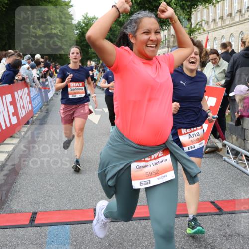 14.06.2026 - REWE Women's Run Strokosch-Dieckow http://msf.ph/oto/9766761 14.06.2026 11:01:19 Ziel 5041, 5087, 5262, 5270, 5315, 5326, 5419, 5455, 5481, 5507, 5603, 5771, 5874, 5948, 5952, 6025 meine-sportfotos.de