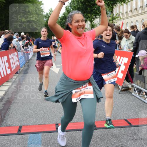 14.06.2026 - REWE Women's Run Strokosch-Dieckow http://msf.ph/oto/9766769 14.06.2026 11:01:19 Ziel 5041, 5087, 5262, 5270, 5315, 5326, 5419, 5455, 5481, 5507, 5603, 5771, 5874, 5948, 5952, 6025 meine-sportfotos.de