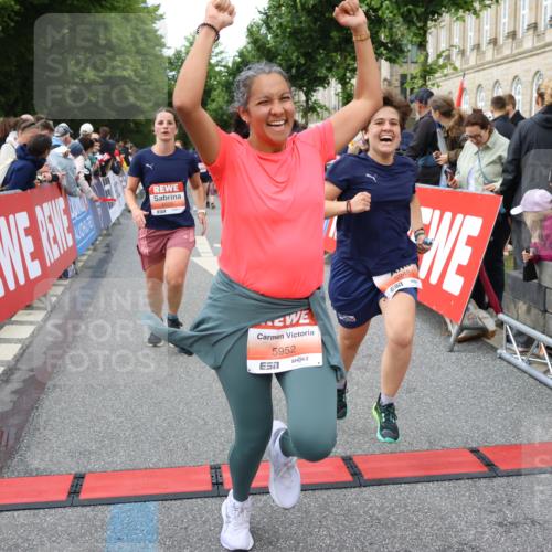 14.06.2026 - REWE Women's Run Strokosch-Dieckow http://msf.ph/oto/9766777 14.06.2026 11:01:19 Ziel 5041, 5087, 5262, 5270, 5315, 5326, 5419, 5455, 5481, 5507, 5603, 5771, 5874, 5948, 5952, 6025 meine-sportfotos.de