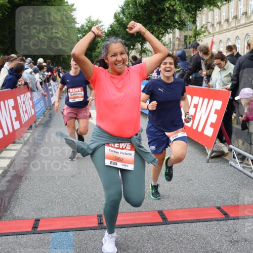 14.06.2026 - REWE Women's Run Strokosch-Dieckow http://msf.ph/oto/9766786 14.06.2026 11:01:18 Ziel 5041, 5087, 5270, 5419, 5455, 5481, 5507, 5599, 5603, 5672, 5771, 5874, 5948, 5952, 6025 meine-sportfotos.de