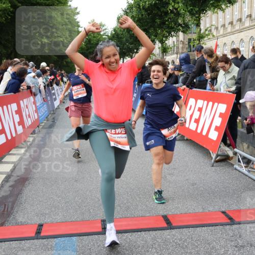 14.06.2026 - REWE Women's Run Strokosch-Dieckow http://msf.ph/oto/9766803 14.06.2026 11:01:18 Ziel 5041, 5087, 5270, 5419, 5455, 5481, 5507, 5599, 5603, 5672, 5771, 5874, 5948, 5952, 6025 meine-sportfotos.de