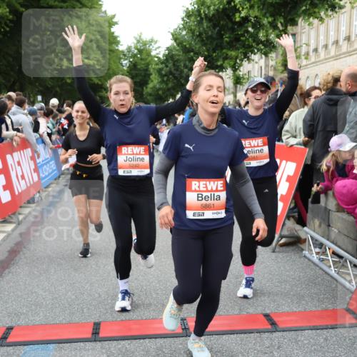 14.06.2026 - REWE Women's Run Strokosch-Dieckow http://msf.ph/oto/9767067 14.06.2026 11:00:57 Ziel 5054, 5242, 5328, 5341, 5486, 5547, 5548, 5764, 5767, 5861, 5894, 6018, 6055, 6061 meine-sportfotos.de