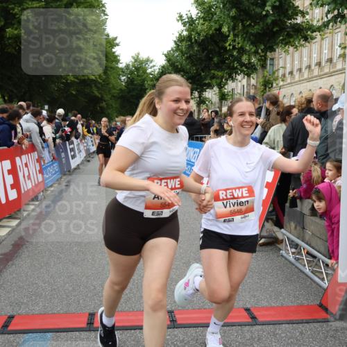 14.06.2026 - REWE Women's Run Strokosch-Dieckow http://msf.ph/oto/9767120 14.06.2026 11:00:55 Ziel 5054, 5193, 5242, 5328, 5341, 5440, 5486, 5547, 5548, 5764, 5861, 5894, 6018, 6055, 6061 meine-sportfotos.de