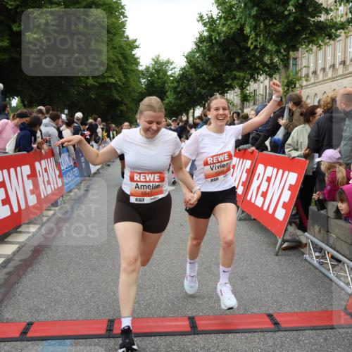 14.06.2026 - REWE Women's Run Strokosch-Dieckow http://msf.ph/oto/9767149 14.06.2026 11:00:54 Ziel 5054, 5193, 5242, 5328, 5341, 5440, 5486, 5547, 5548, 5764, 5861, 5894, 6018, 6055, 6061 meine-sportfotos.de