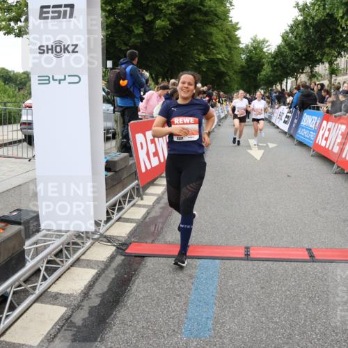 14.06.2026 - REWE Women's Run Strokosch-Dieckow http://msf.ph/oto/9767197 14.06.2026 11:00:52 Ziel 5193, 5328, 5440, 5486, 5547, 5548, 5716, 5764, 5894, 6055, 6061 meine-sportfotos.de