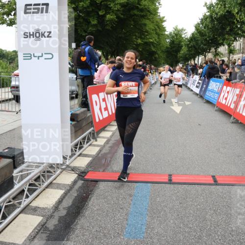 14.06.2026 - REWE Women's Run Strokosch-Dieckow http://msf.ph/oto/9767204 14.06.2026 11:00:52 Ziel 5193, 5328, 5440, 5486, 5547, 5548, 5716, 5764, 5894, 6055, 6061 meine-sportfotos.de
