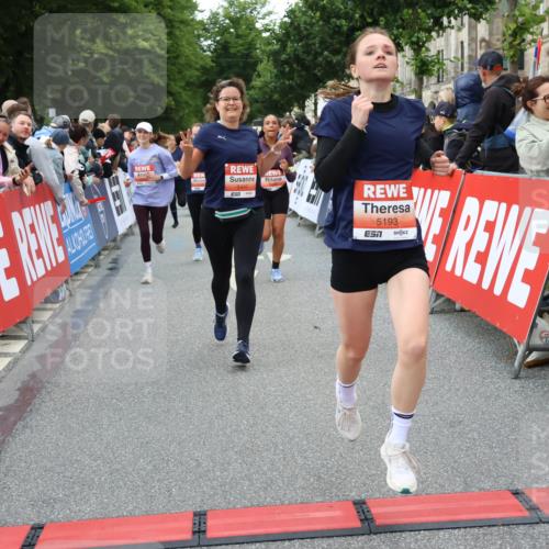14.06.2026 - REWE Women's Run Strokosch-Dieckow http://msf.ph/oto/9767371 14.06.2026 11:00:47 Ziel 5193, 5328, 5435, 5440, 5453, 5486, 5665, 5716, 5764, 5883, 5894, 6061 meine-sportfotos.de