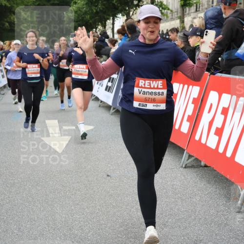 14.06.2026 - REWE Women's Run Strokosch-Dieckow http://msf.ph/oto/9767393 14.06.2026 11:00:45 Ziel 5050, 5193, 5328, 5432, 5435, 5440, 5453, 5486, 5665, 5716, 5883, 5894 meine-sportfotos.de