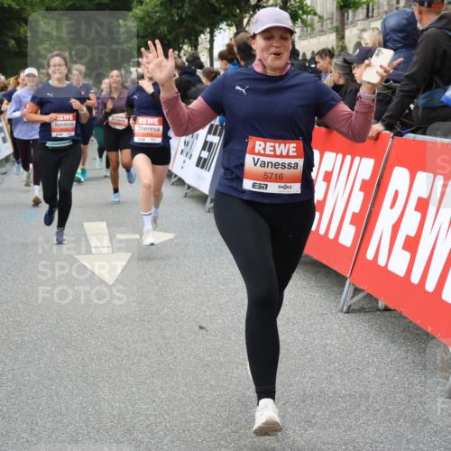 14.06.2026 - REWE Women's Run Strokosch-Dieckow http://msf.ph/oto/9767401 14.06.2026 11:00:45 Ziel 5050, 5193, 5328, 5432, 5435, 5440, 5453, 5486, 5665, 5716, 5883, 5894 meine-sportfotos.de