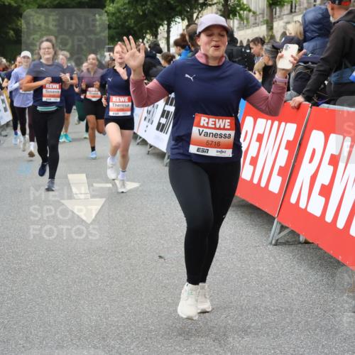 14.06.2026 - REWE Women's Run Strokosch-Dieckow http://msf.ph/oto/9767410 14.06.2026 11:00:45 Ziel 5050, 5193, 5328, 5432, 5435, 5440, 5453, 5486, 5665, 5716, 5883, 5894 meine-sportfotos.de