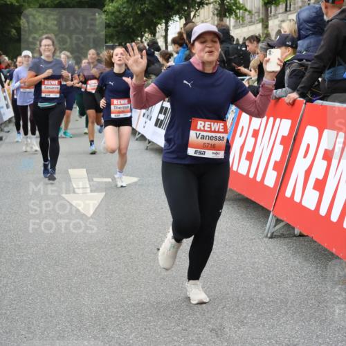 14.06.2026 - REWE Women's Run Strokosch-Dieckow http://msf.ph/oto/9767418 14.06.2026 11:00:45 Ziel 5050, 5193, 5328, 5432, 5435, 5440, 5453, 5486, 5665, 5716, 5883, 5894 meine-sportfotos.de