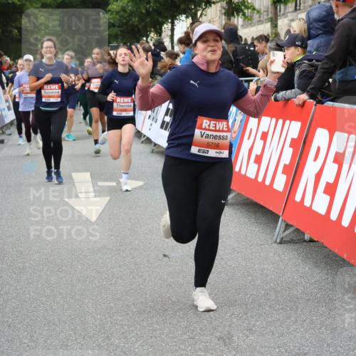 14.06.2026 - REWE Women's Run Strokosch-Dieckow http://msf.ph/oto/9767426 14.06.2026 11:00:45 Ziel 5050, 5193, 5328, 5432, 5435, 5440, 5453, 5486, 5665, 5716, 5883, 5894 meine-sportfotos.de