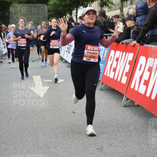 14.06.2026 - REWE Women's Run Strokosch-Dieckow http://msf.ph/oto/9767435 14.06.2026 11:00:45 Ziel 5050, 5193, 5328, 5432, 5435, 5440, 5453, 5486, 5665, 5716, 5883, 5894 meine-sportfotos.de