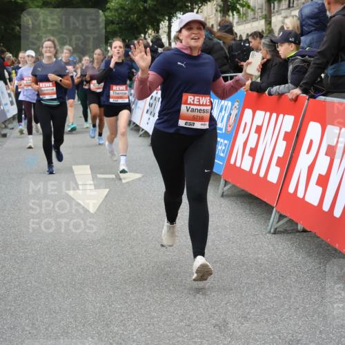 14.06.2026 - REWE Women's Run Strokosch-Dieckow http://msf.ph/oto/9767443 14.06.2026 11:00:45 Ziel 5050, 5193, 5328, 5432, 5435, 5440, 5453, 5486, 5665, 5716, 5883, 5894 meine-sportfotos.de